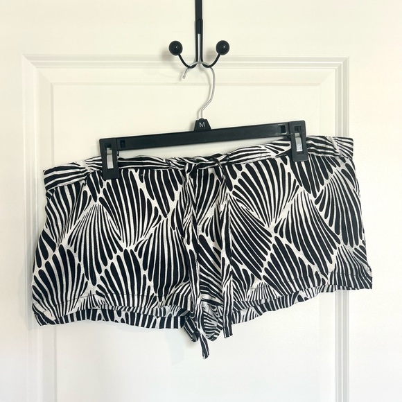 Old Navy Black and White Patterned Women's Low Waisted Micro Shorts Small - Picture 1 of 3